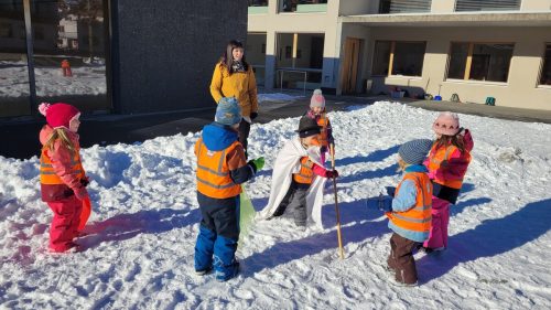 Dank Frau Holle stand das Kindergartengeschehen in Übersaxen ganz im Zeichen von Eis und Schnee. Kindergarten Übersaxen