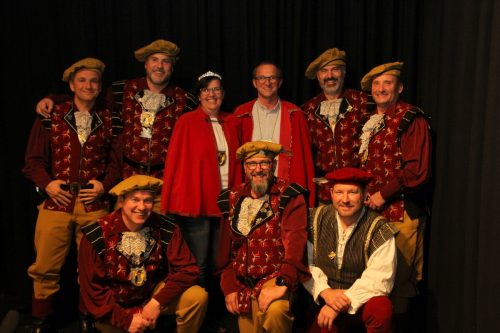 Das aktuelle Prinzenpaar Prinzessin Simone und Prinz Hubert mit Raubrittern.