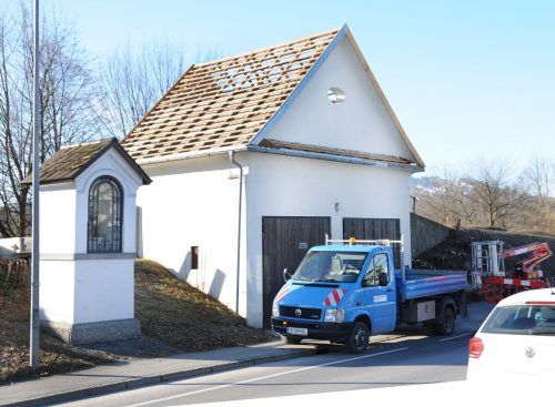 Das alte Kieshäuschen am Damm des Alten Rheins beim Höchster Bruggerloch wird abgebrochen, der Bildstock daneben versetzt. ajk