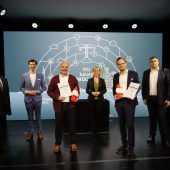 Nüziger Start-up vor dem Vorhang