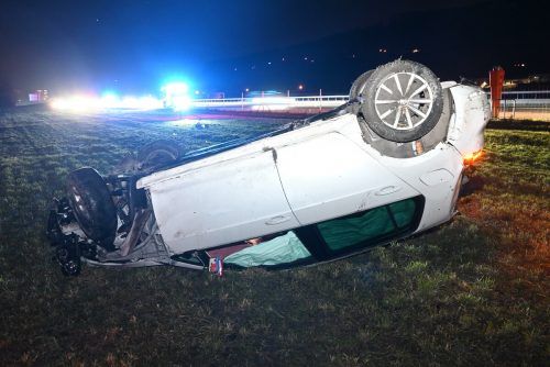 Das Unfallauto blieb auf dem Dach liegen.  kapo