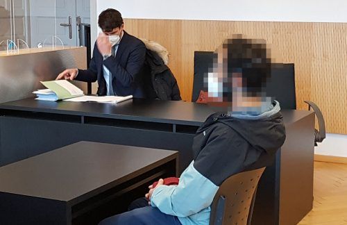 Der Angeklagte vor Gericht: „Hatten immer eine Handgranate dabei, um unserem Leben ein Ende zu machen.“ eckert