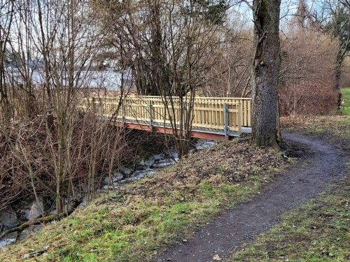 Der bei Spaziergängern beliebte Schlossweg kann nun nach der Brückensanierung wieder benutzt werden. bms