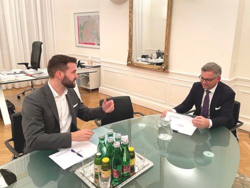 Der Bludenzer Bürgermeister Simon Tschann sprach bei seinem Kurzbesuch in Wien im Finanzministerium angeregt mit Magnus Brunner.  Stadt Bludenz