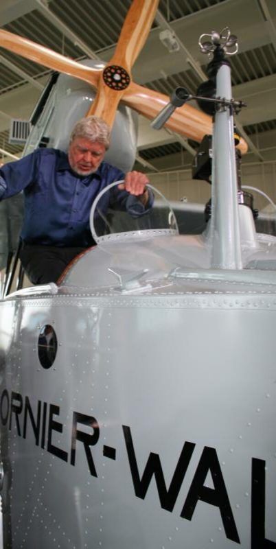 Der diese Woche verstorbene Filmstar Hardy Krüger im Cockpit des Wals. stp/2