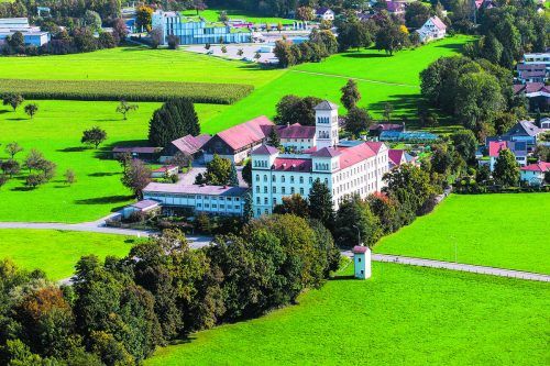 Der Hörbranzer Pfarrer Roland Trentinaglia ist neuer Kirchenrektor, die Gottesdienste werden von Militärpfarrer Alois Erhart gefeiert. vn