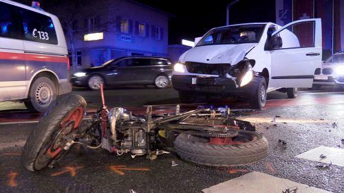 Der jugendliche Mopedfahrer ist frontal mit einem Kleintransporter zusammengestoßen und zu Boden gestürzt. M. SHOUROT