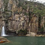 Felswand stürzt in Brasilien auf Touristenboote: zehn Tote