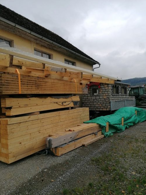 Für ihren Wagen suchen die Sattaaser Schwarzhornnarra einen neuen Unterschlupf.  Verein