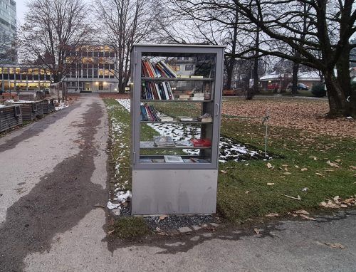 Die offenen Bücherschränke wurden bereits aufgestellt, wie hier beim Kulturhaus. lcf