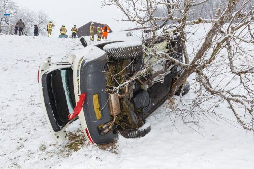 Der Pkw kam auf der Fahrerseite liegend an einem Baum zum Stillstand. hofmeister