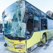 Landbus kracht fahrerlos gegen Stadel