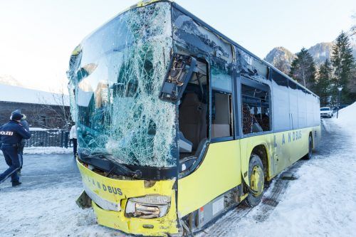 Der schwer beschädigte Landbus wurde von der Staatsanwaltschaft beschlagnahmt.