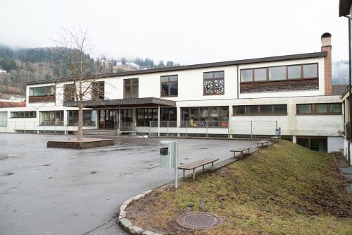Die 1969 eröffnete Volksschule soll zum Bildungscampus umgebaut werden.