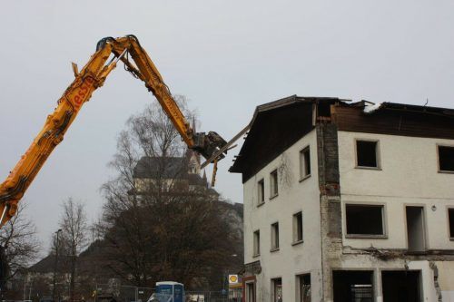 Die Abbruchbagger sind angerückt. Rund vier Wochen wird die Schleifung des ehrwürdigen Gasthauses Sternbräu in Rankweil dauern. VN/TK