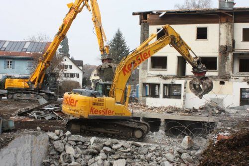 Die Abrissbagger sind angerückt. Die Schleifung des geschichtsträchtigen Sternbräu in Rankweil soll rund vier Wochen dauern.  VN/TK
