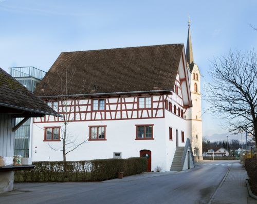 Die Außenfassade des historischen Pfarrgemeindehauses Gaißau wurde sachgerecht saniert. Die vor 25 Jahren verwendete Farbe hielt der Witterung nicht stand. AJK