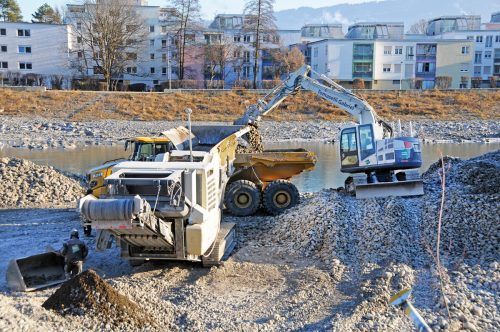 Der alte Achdamm wird abgetragen, der neue Damm entsteht rund 30 Meter landeinwärts. Bis Ostern rücken die Baumaschinen wieder ab. ajk