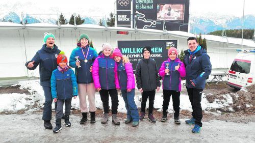 Die Bludenzer Nachwuchsrodler mit ihren Betreuern. Rodelclub Sparkasse Bludenz