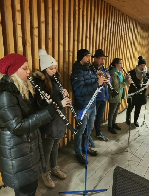 Die Bürgermusik Nenzing überbrachte den Senioren im Senioren- und Pflegeheim Nenzing musikalische Grüße. EM