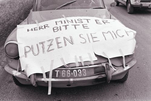 Die Demonstration der Hoteliers und der Bevölkerung richtete sich auch gegen die eigene Interessenvertretung, die einige Wochen zuvor der Salzstreuung auf der Arlbergstrecke zugestimmt hatte.