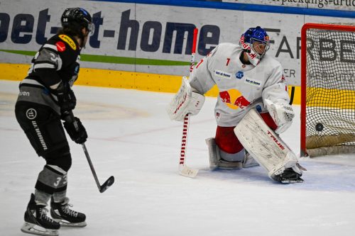 Die Entscheidung: Colton Beck versenkt den Penalty zum 3:2-Erfolg gegen Jean Philippe Lamoureux im Salzburger Tor. gepa