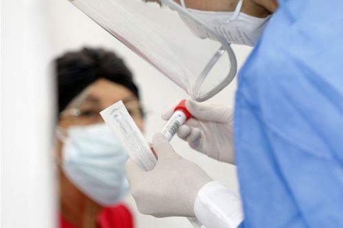 Die Infektionen mit der Omikron-Variante nehmen auch in Vorarlberg überhand. Das fordert alle in diesem Bereich tätigen Mitarbeiter. afp