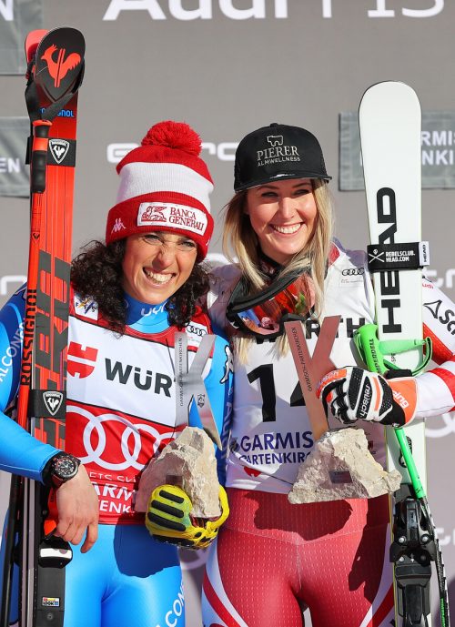Die Italienerin Frederica Brignone und die Steirerin Cornelia Hütter freuen sich über Platz eins beim Super-G von Garmisch. gepa