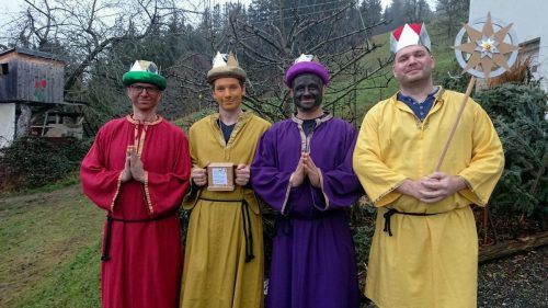 Die jungen Lochauer Sternsinger mit Organisatorin Sonja Reichart, Edgar Ferchl-Blum als Gemeindeleiter der Pfarre, Seminarist Christopher Illiparambil und Begleitpersonen. bms/3