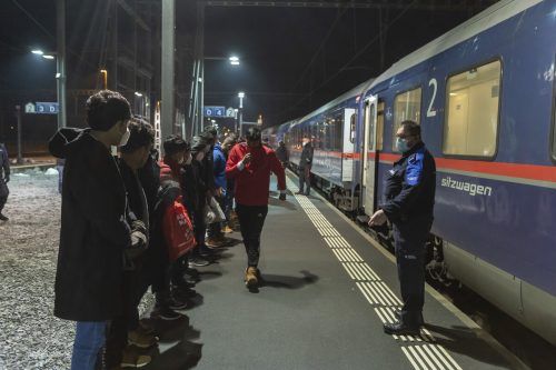 Die Migranten nutzen vor allem die Nachtzüge. Allein am Mittwoch fanden die Schweizer Grenzwächter knapp 40 Flüchtlinge im Zug aus Österreich. VN/Paulitsch/Rauch