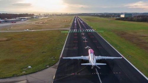 Die Notlandung des Flugzeugs am Airport Friedrichshafen verlief ohne Probleme, niemand wurde verletzt. FLUGHAFEN FRIEDRICHSHAFEN