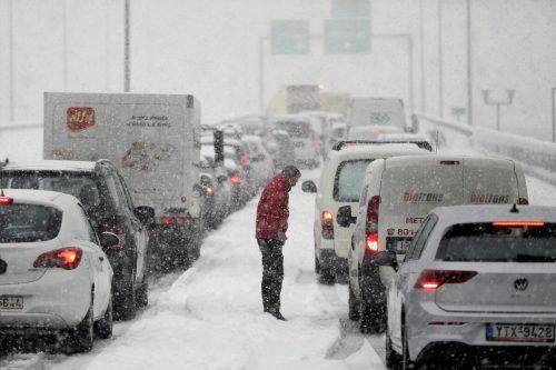 Die starken Schneefälle brachten auch den Verkehr in Athen zum Erliegen.  reuters