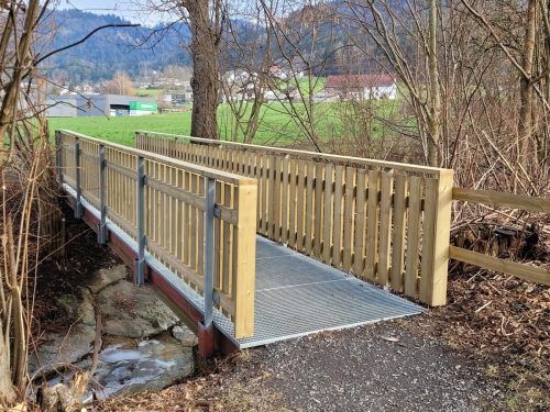 Die zahlreichen Spaziergänger und Wanderer, die auf dem Schlossweg unterwegs sind, freuen sich über die neu instandgesetzte kleine Brücke über den Hoferbach. bms/3