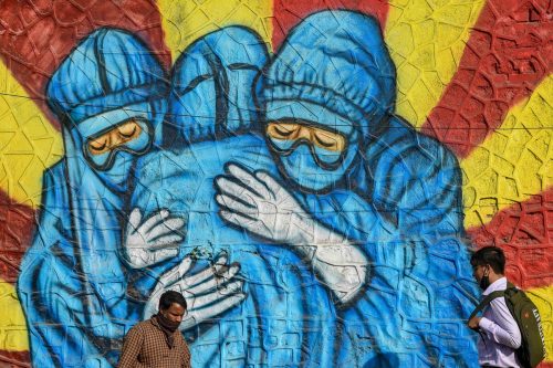 Dieses Covid19-Wandbildnis im indischen Mumbai zeigt sich umarmende Gesundheitsmitarbeiter in Schutzkleidung. AFP