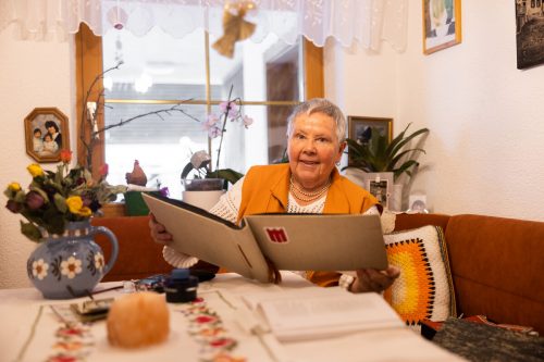 Durch Bilder im Familienalbum leben bei der Montafonerin Kindheitserinnerungen auf.