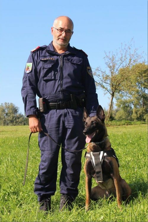 Ebenfalls mit 1. Jänner wurde Kontrollinspektor Reinhard Erath zum Leiter der neuen Polizeidiensthundeinspektion Feldkirch bestellt. Erath, der zuletzt bei der Fremdenpolizeiinspektion Dornbirn seinen Dienst versah und mit „Orry von Nacheron“ bereits seinen vierten Diensthund besitzt, verfügt über sehr große Berufserfahrung sowie Erfahrungen im Umgang mit Diensthunden - eine ideale Voraussetzung für die neue Funktion.