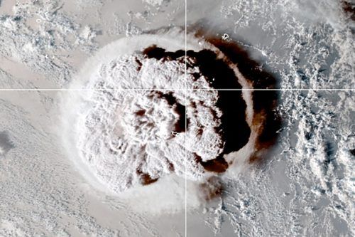 Ein Satellitenfoto zeigt eindrucksvoll, mit welcher Wucht der Unterwasservulkan explodierte. Boote und Felsbrocken wurden an Land gespült, Gebäude beschädigt. RTS
