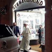Papst löste sein Versprechen mit Plattenladen-Besuch ein