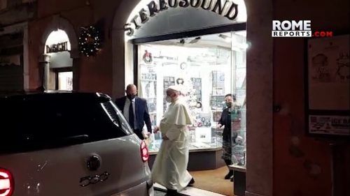 Ein Vatikan-Journalist filmte den Papst beim Verlassen des Ladens. AP/Brocal