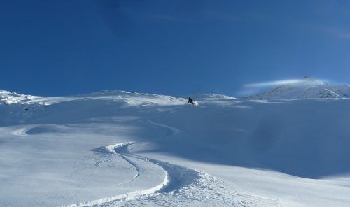 Eine Abfahrt im Pulverschnee lässt Herzen höherschlagen, sollte aber gekonnt sein.