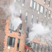 Trauer in New York nach schwerem Wohnhausbrand mit 17 Toten