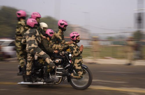 Eine Frauentruppe des indischen Grenzschutzes zeigt bei einer Probe anlässlich des Nationalfeiertags am 26. Jänner was sie auf dem Motorrad so alles drauf hat. AP