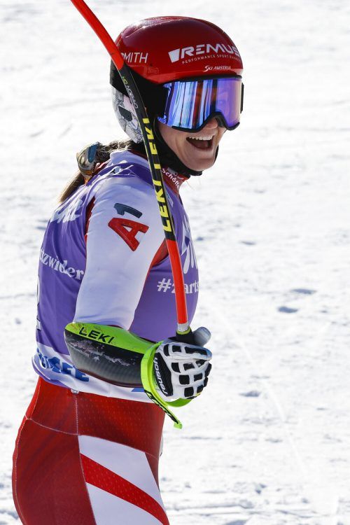 Eine strahlende Ariane Rädler im Zielraum war früh von ihrer guten Leistung im Super-G überzeugt. Sie war mit der Startnummer zwei ins Rennen gegangen. gepa