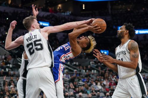 Erfolgreicher Block von Jakob Pöltl gegen 76ers-Guard Charlie Brown Jr. apa