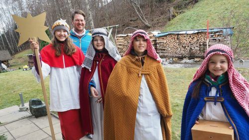 Eva, Johannes, David und Ida waren als Sternsinger in Frastafeders unterwegs, unter anderem auch bei Ortsvorsteher Pierre Egger. HE