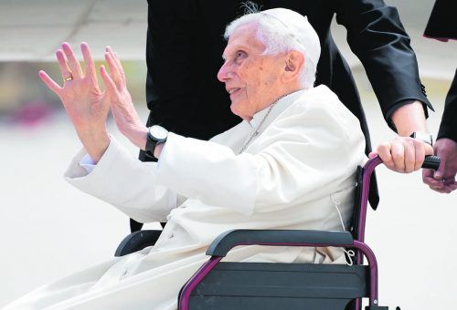 Ex-Papst Benedikt XVI. nennt Falschaussage „Versehen“. APA