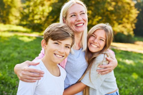 „Familien im Gespräch“ startet wieder am 9. Februar. Adobe Stock