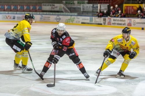 Feldkirch-Stürmer Niklas Gehringer setzt sich gegen zwei Wien-Spieler durch. sams