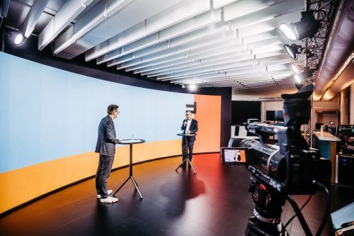 FH-Geschäftsführer Stefan Fitz Rankl (re.) bei der Eröffnung der Onlinemesse im Gespräch mit Georg Burtscher, Russmedia.  VN/Sams
