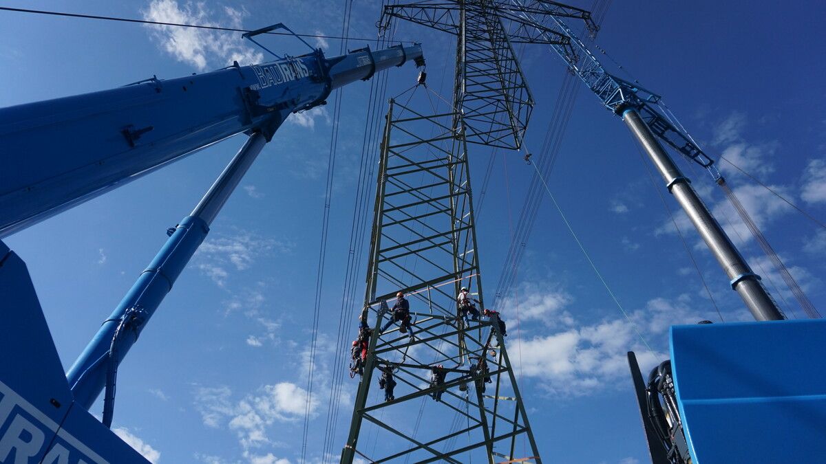 Alle fast 300 Strommasten der Herbertinger Leitung sollen erneuert werden. In Lochau regt sich bereits Widerstand.⇒ Illwerke-VKW